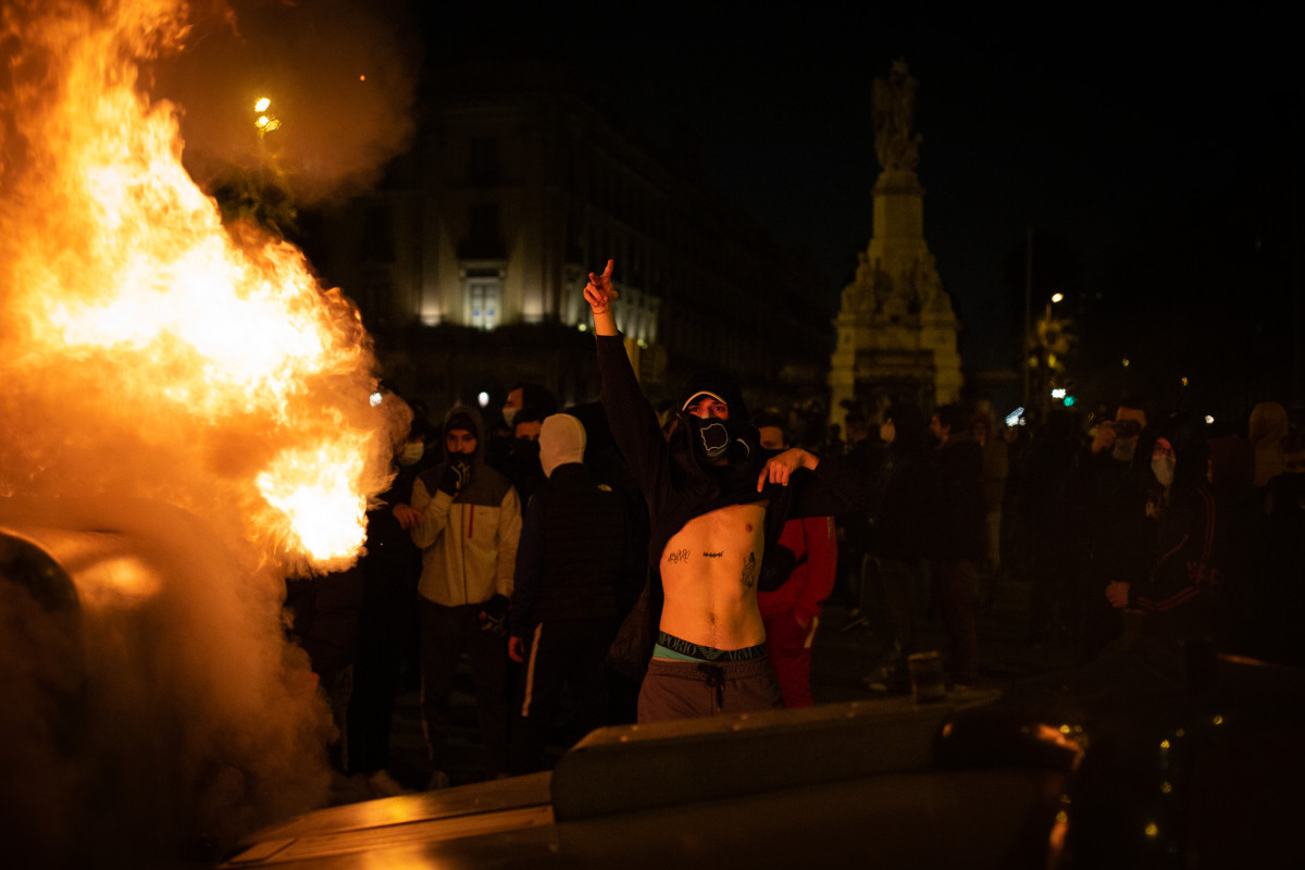 Un jove violent després de la manifestació contra l'empresonament de l'raper i poeta Pablo Hasel, a Barcelona, Catalunya (Espanya), 19 de febrer de 2021.