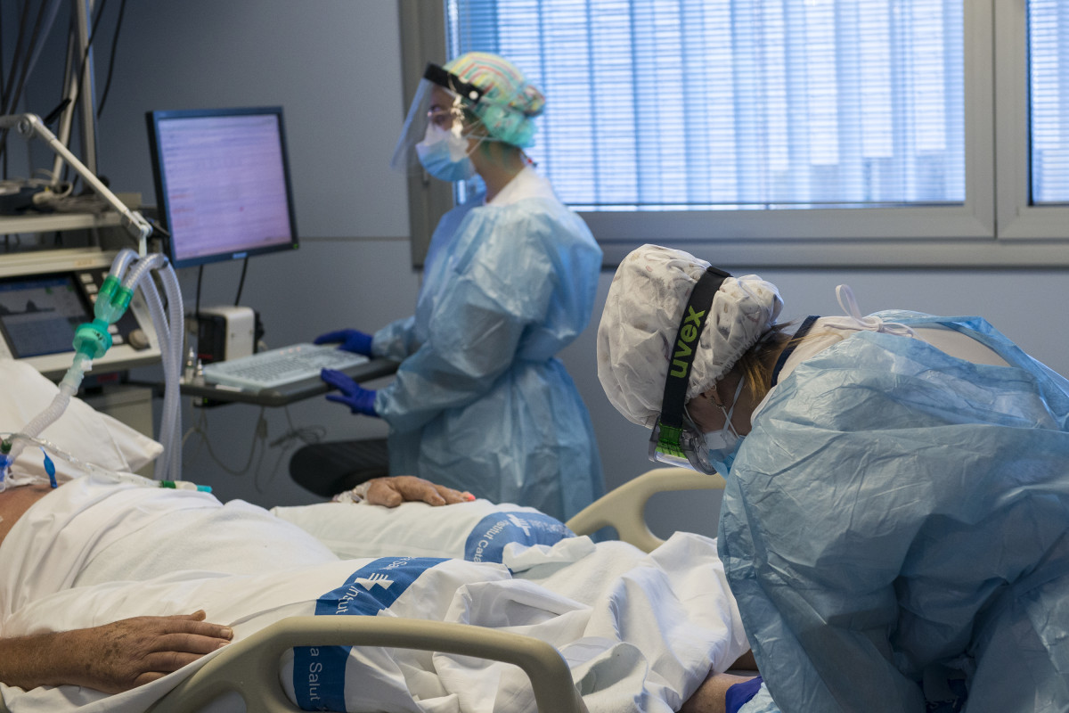 Arxiu - Personal sanitari atenent un pacient ingressat a la Unitat de Cures Intensives (UCI) per a malalts d'coronavirus