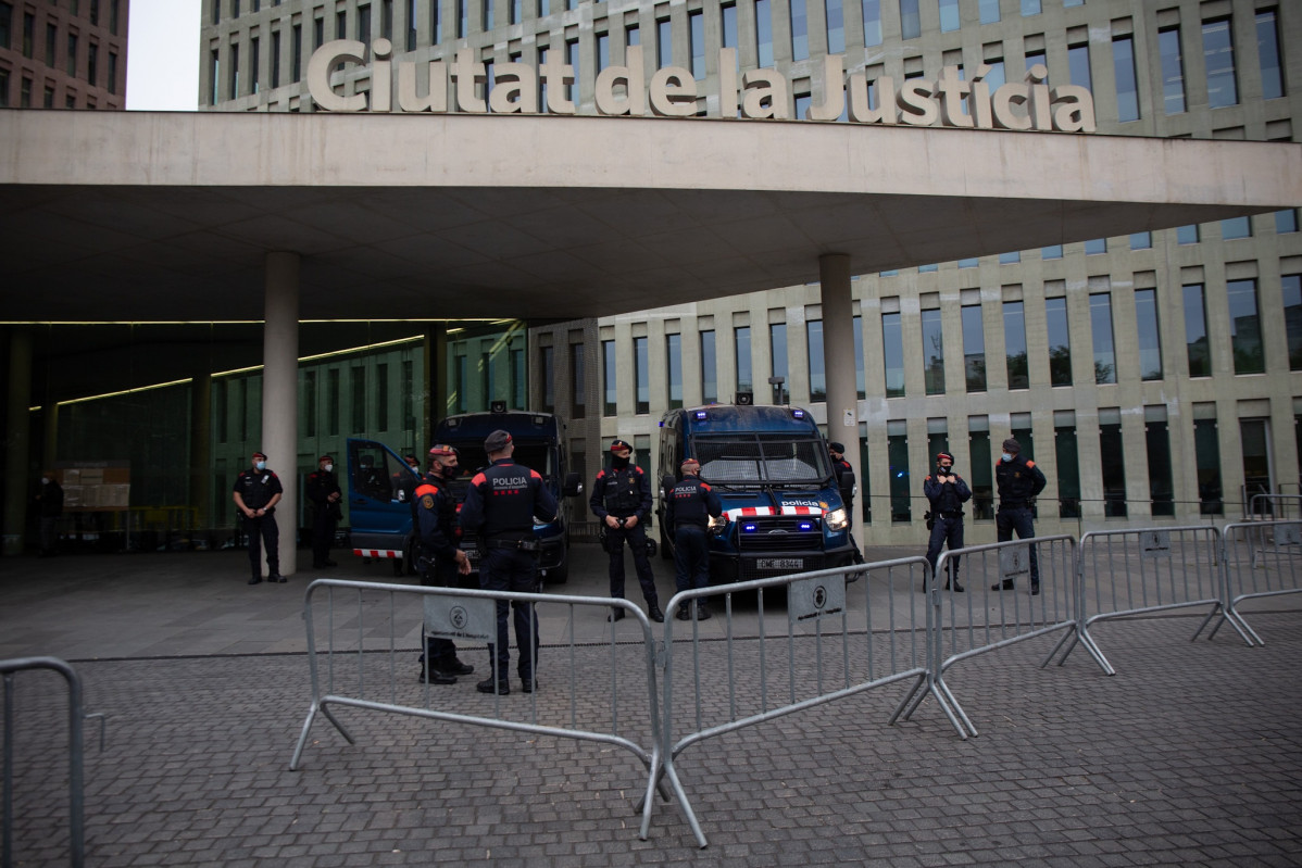 Mossos d'Esquadra davant la Ciutat de la Justícia, el dia en què l'expresident de l'Barça Josep Maria Bartomeu passa a disposició judicial.