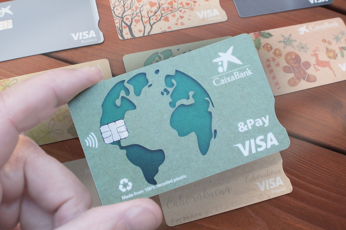 Una targeta de Caixabank de materials reciclats