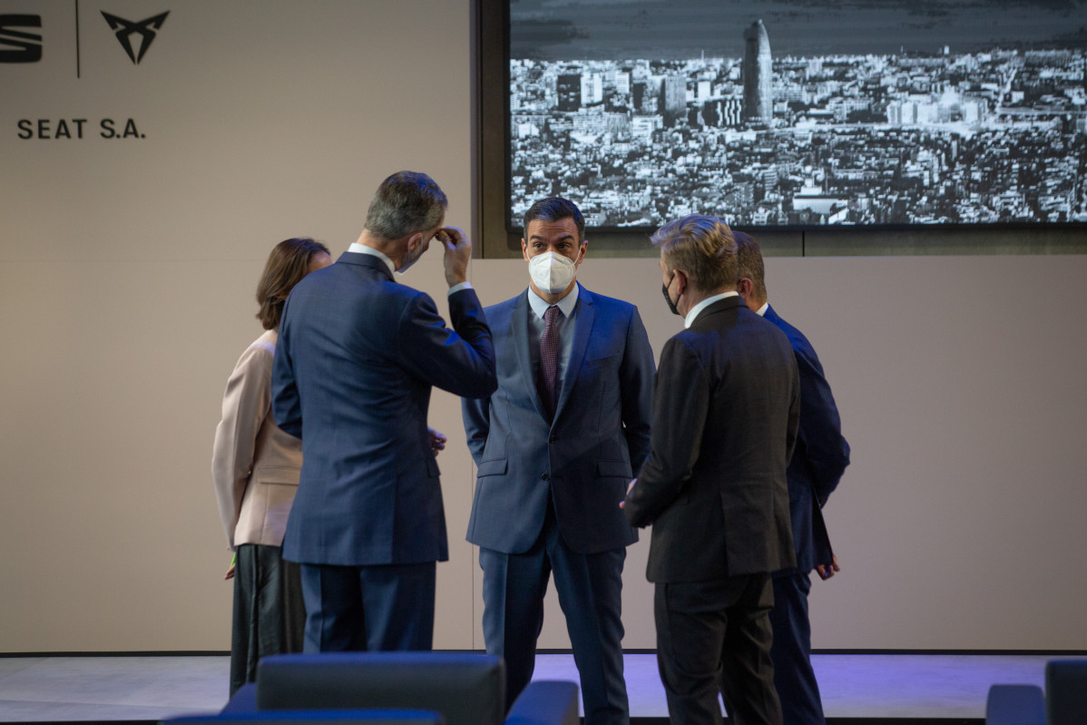 El president de Govern, Pedro Sánchez (c), conversa amb el Rei Felip VI (i), en un acte realitzat a les instal·lacions que el fabricant automobilístic SEAT té a Martorell (Barcelona) amb motiu d'haver-se complert 70 anys de la seva creació