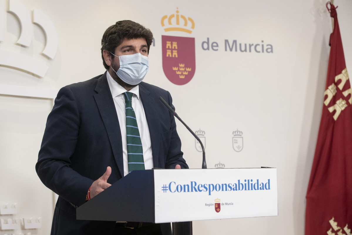 Arxiu - El president de el Govern regional, Fernando López Miras, en la roda de premsa