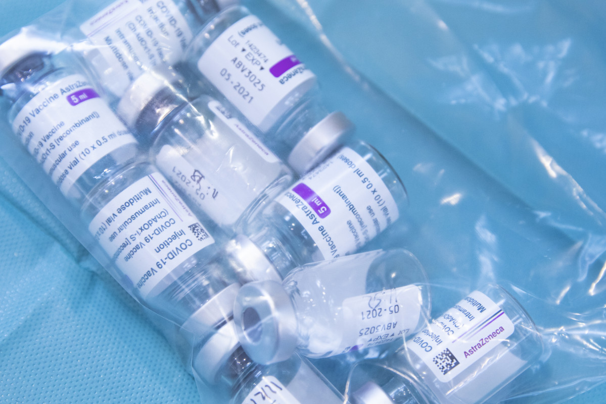 Vials de la vacuna AstraZeneca contra la Covid-19 que es administrats a el personal de servei d'ajuda a domicili a les instal·lacions esportiva de l'pavelló Sadus de la Universitat de Sevilla. en