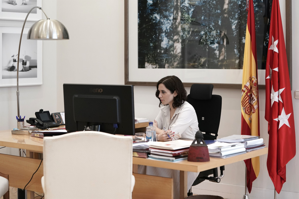 Arxiu - Imatge de recurs de la presidenta de la Comunitat de Madrid, Isabel Díaz Ayuso, al seu despatx.