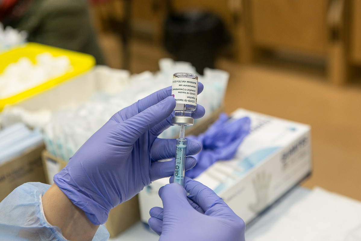 Una professional sanitària sosté un vial de la vacuna AstraZeneca contra la COVID-19 a l'Hospital de Mèrida, Extremadura (Espanya), a 1 de març de 2021