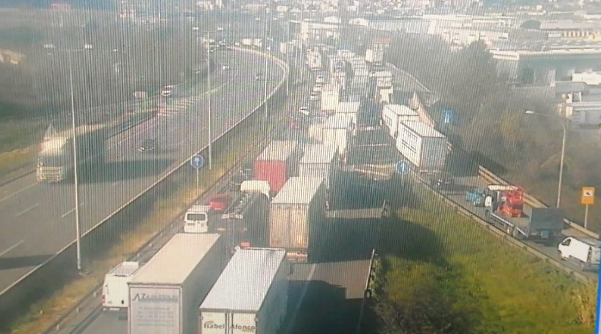 Reobre l'AP-7 després de dir l'accident de dos camions a Santa Perpètua (Barcelona).