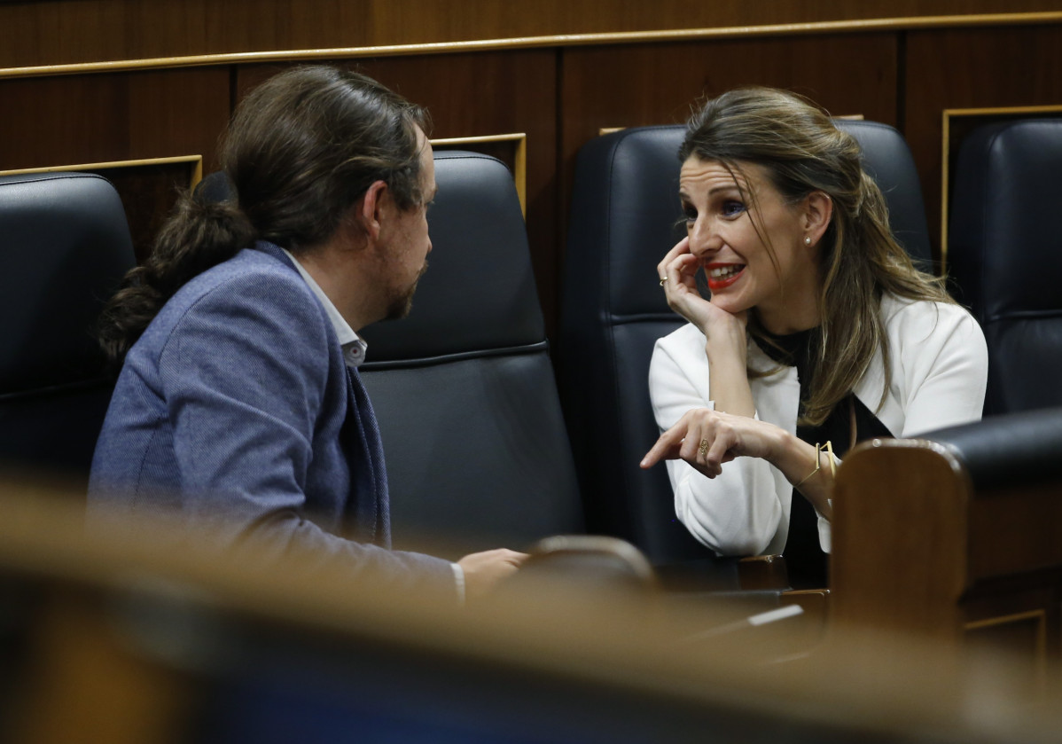 Arxiu - La ministra de Treball, Yolanda Díaz, parla amb el vicepresident de Drets Socials i per l'Agenda 2030, Pablo Iglesias, durant el ple celebrat aquest dijous al Congrés dels Diputats. A Madrid, (Espanya), a 9 d'abril de 2020.