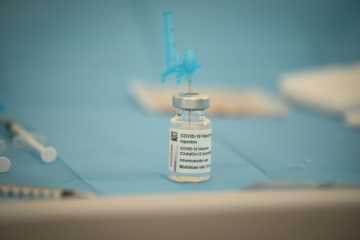 Un vial amb la vacuna de AstraZeneca contra la Covid-19.