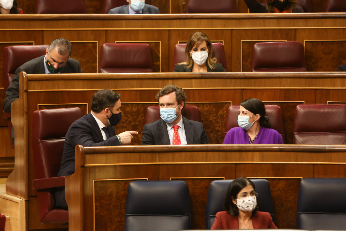 Arxiu - (I-D) El líder de Vox, Santiago Abascal; el portaveu de Vox, Iván Espinosa dels Monteros; i la secretària general de Vox al Congrés dels Diputats, Macarena Olona