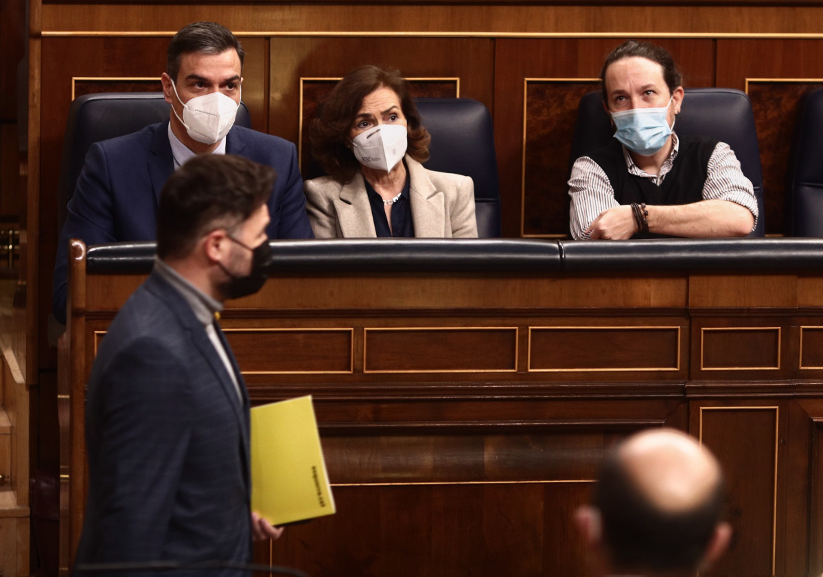 El portaveu d'ERC al Congrés, Gabriel Rufián, passa per davant de president de Govern, Pedro Sánchez; la vicepresidenta primera i ministra de la Presidència, Relacions amb les Corts i Memòria Democràtica, Carmen Calvo; i el vicepresident segu