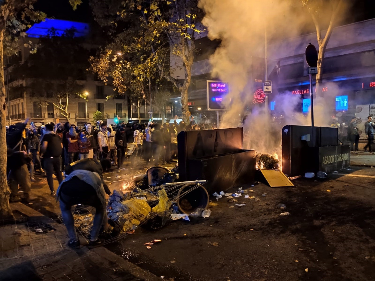 EuropaPress 2441573 barricada barcelona plaça urquinaona carrer Pau Claris sisena nit protestes (2)