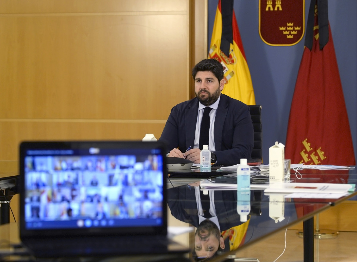 Arxiu - El president López Mires en la videoconferència mantinguda amb Pedro Sánchez