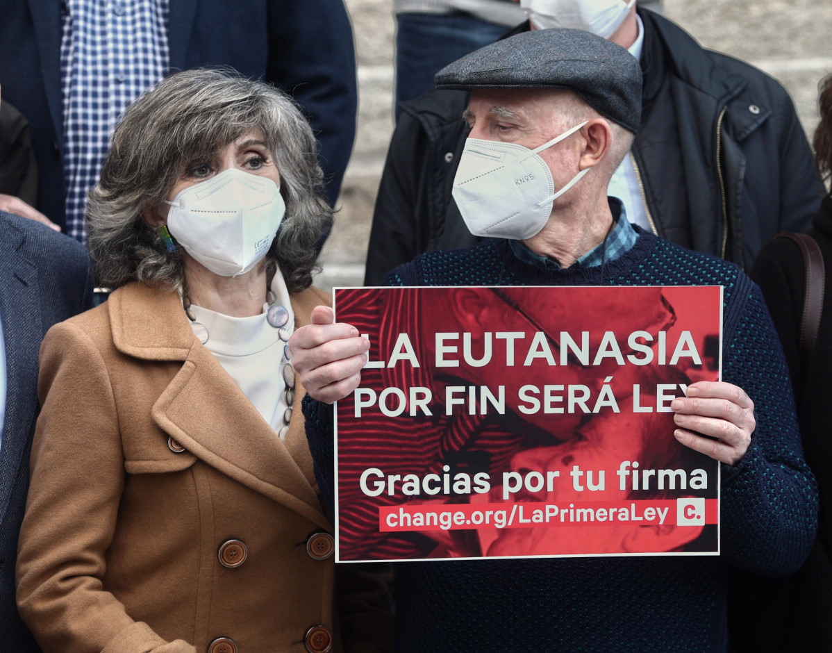 Arxiu - L'exministra de Sanitat i actual secretària de Sanitat de la Comissió Executiva Federal d'PSOE, María Luisa Carcedo (i), al costat de Ángel Hernández (que va ajudar a morir la seva dona, malalta d'esclerosi múltiple) (d) celebren, davant a Congrés d