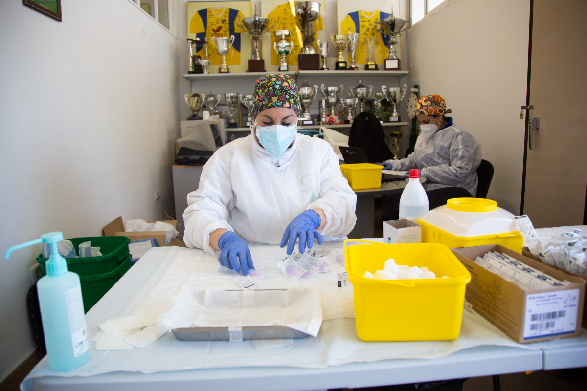 Arxiu - Una sanitària prepara les dosis de la vacuna de Pfizer contra la Covid-19.