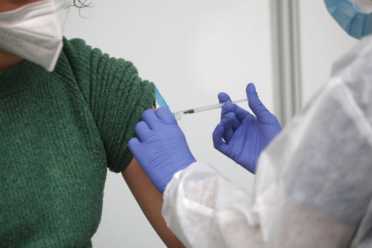 Un emprada sanitària subministra la vacuna contra la Covid-19.