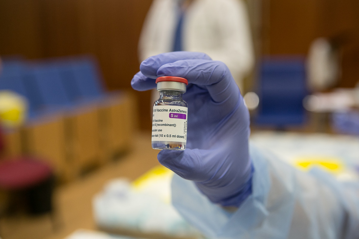 Una professional sanitària sosté un vial de la vacuna AstraZeneca contra la COVID-19, foto d'arxiu