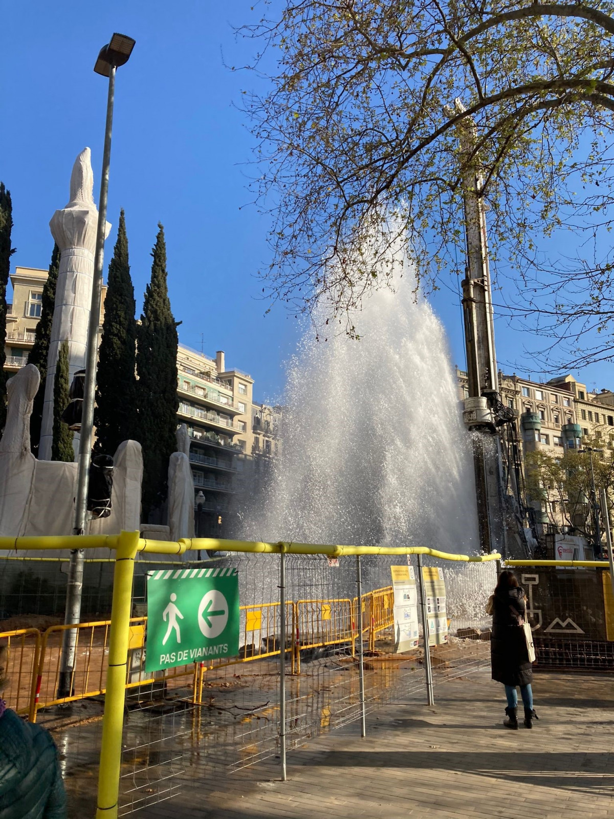 Rebenta una canonada d'aigua a les obres de l'col·lector de la Diagonal de Barcelona.