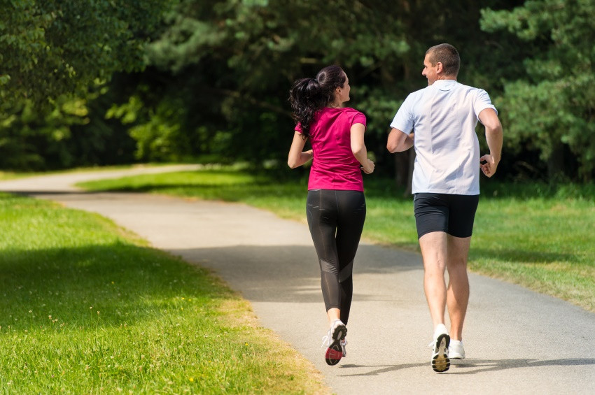 Fitxer - Córrer. Runing. Parella corrent. Exercici físic