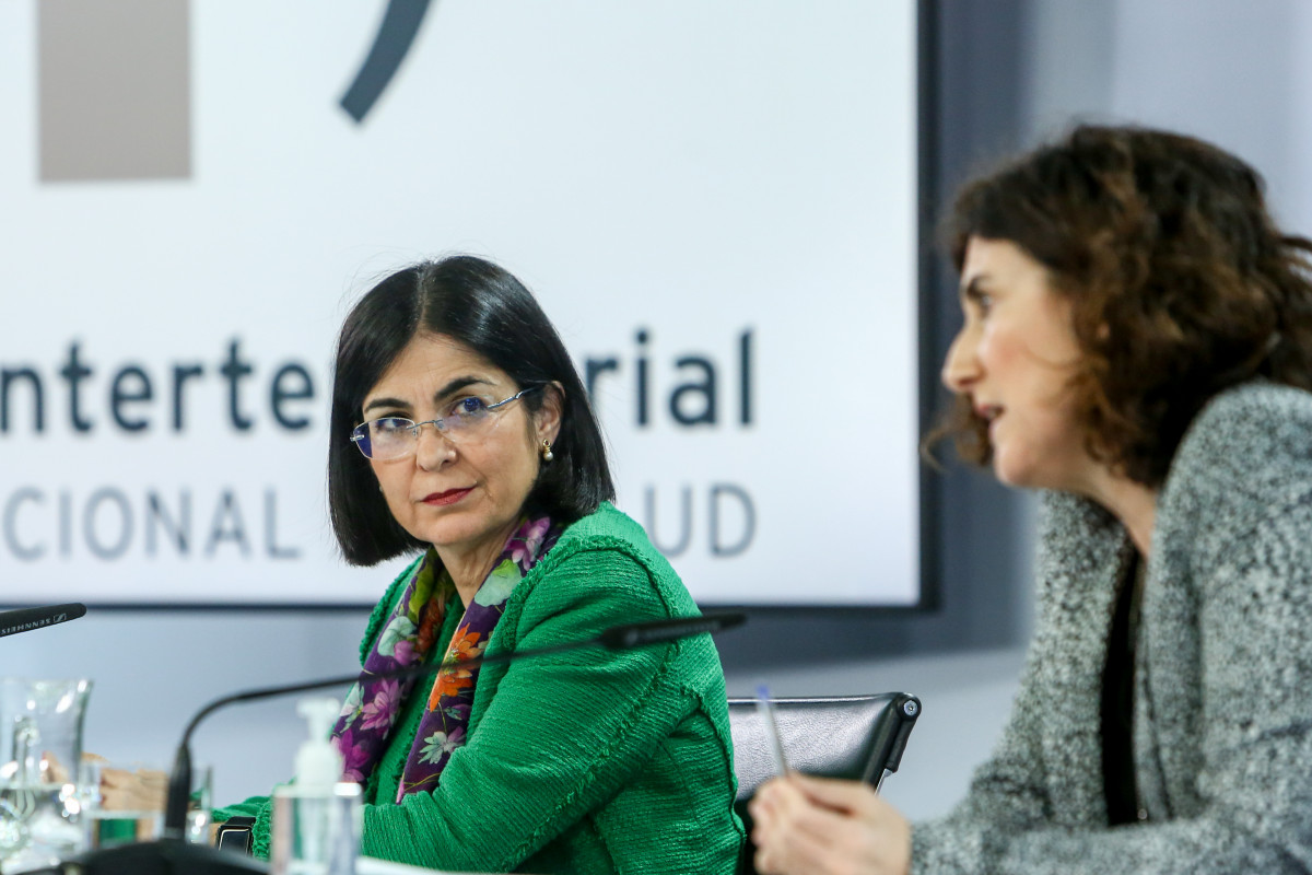 La ministra de Sanitat, Carolina Darias (d), i la cap de l'àrea de Centre de Coordinació d'Alertes i Emergències Sanitàries, María José Serra, durant una roda de premsa després de la reunió de Consell Interterritorial de Sistema Nacional de Salut, en M