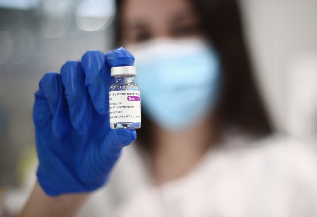 Una infermera mostra la vacuna de AstraZeneca a Madrid