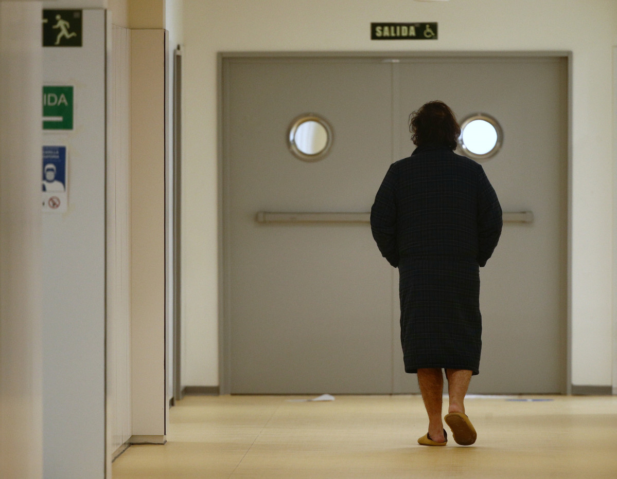 Arxiu - Un malalt camina pel passadís de l'Hospital d'Emergències Isabel Zendal, Madrid (Espanya), a 20 de gener de 2021. L'hospital, inaugurat el passat 1 de desembre, ha superat ja els 801 pacients de COVID-19 i els ingressats a la Unitat de C