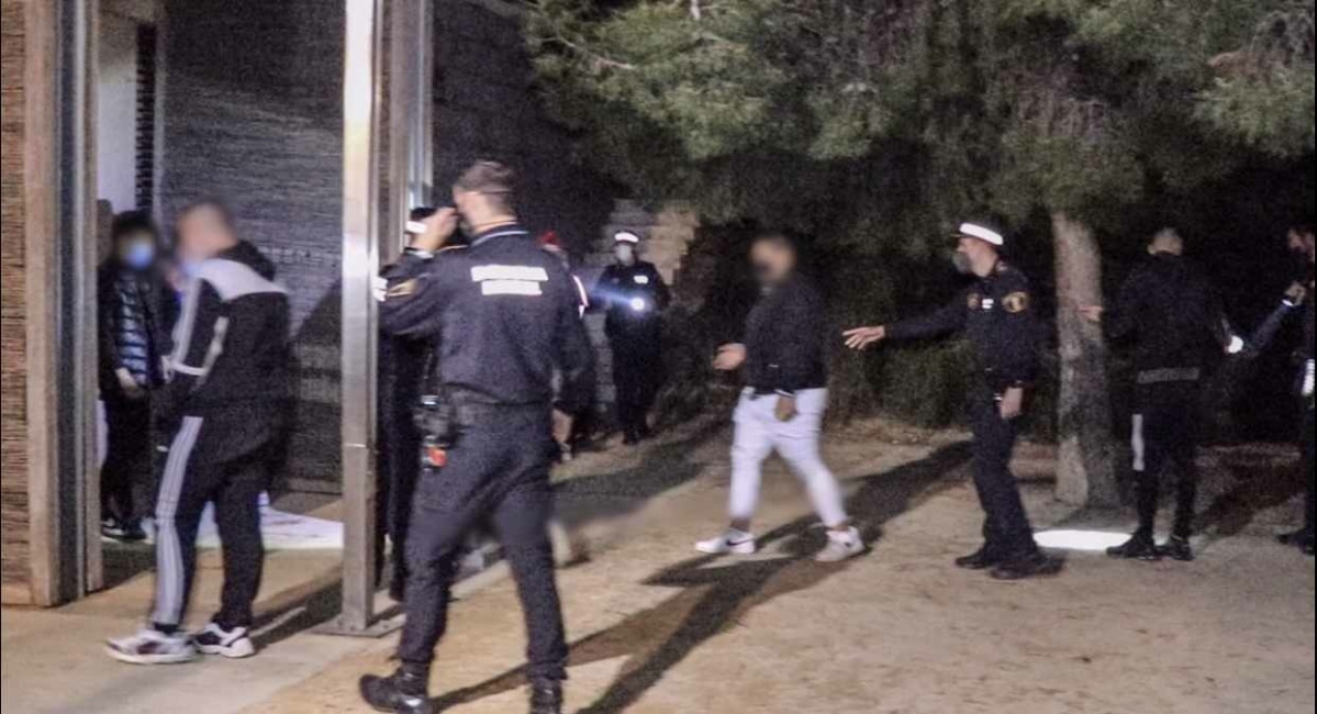 La Policia Local Imposa 232 Denúncies Per Desobediència De l'Estat De Alarma A El Primer Dia De l'Operatiu De Setmana Santa Per No Dur Màscares, Consumir alcohol, Grups, Dissol Un macrobotellón A La Ereta I 10 Festes Il · legals A Alacant