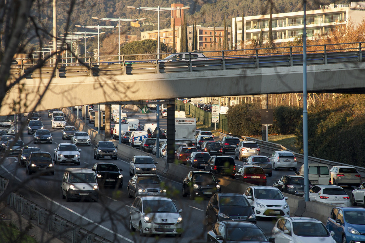 Arxiu - Trànsit a la Ronda de Dalt de Barcelona. Cotxes. Retencions.