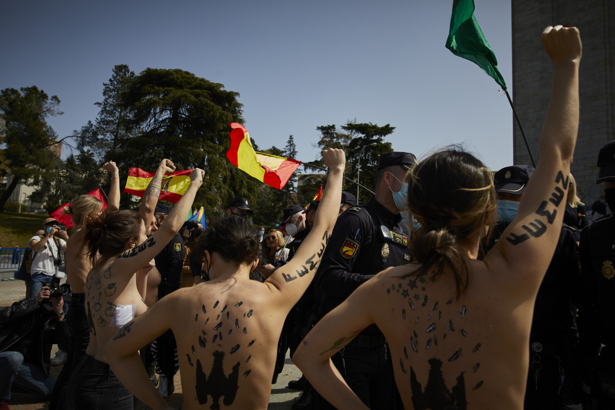 Diverses activistes de Femen amb àguiles franquistes dibuixades a l'esquena durant un acte pel Dia de la Victòria al LXXXII Aniversari de la "Alliberament de Madrid", a l'Arc de la Victòria, a Madrid (Espanya), a 28 de març de 2021.El col·lectiu a