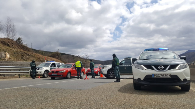 La Guardia Civil intecepta en Pedrafita do Cebreiro a un vecino de Madrid por conducción temeraria tras circular varios kilómetros en sentido contrario por la A-6.