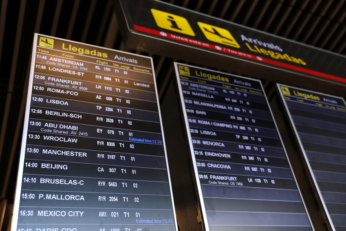 Arxiu - Un cartell de 'Arribades' de la Terminal 1 de l'Aeroport de Madrid-Barajas Adolfo Suárez, a Madrid (Espanya) a 4 de juliol de 2020.