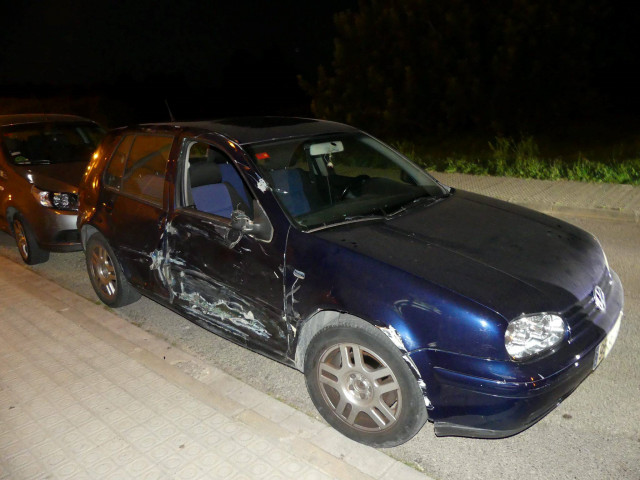 Los Mossos han detenido al conductor de un coche por circular ebrio, chocar con un motorista y huir del lugar dejándolo herido grave. En Vilanova i la Geltrú (Barcelona).