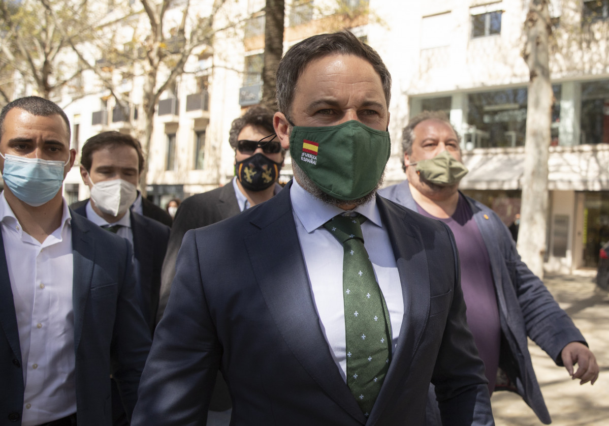 El president de Vox, Santiago Abascal (c), a la Plaça Nova, a l'arribar a la roda de premsa per analitzar els últims esdeveniments de l'actualitat política nacional. A Sevilla (Andalusia,