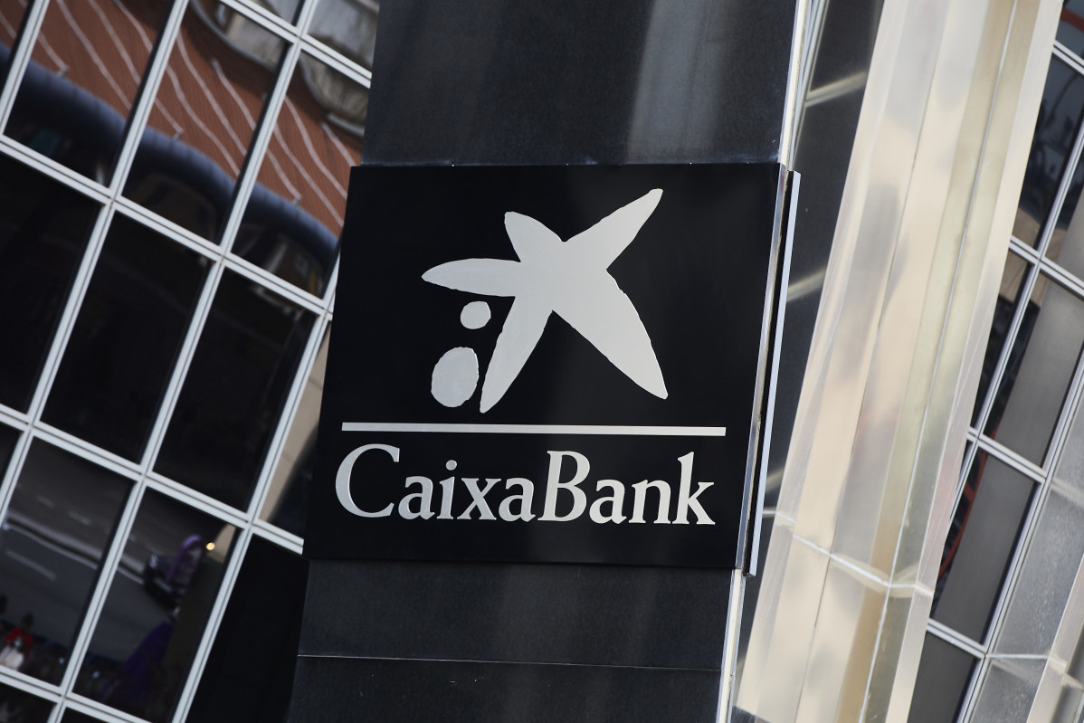El logo de Caixabank després de la substitució pel de Bankia en els voltants de les torres Kio, a Madrid (Espanya).