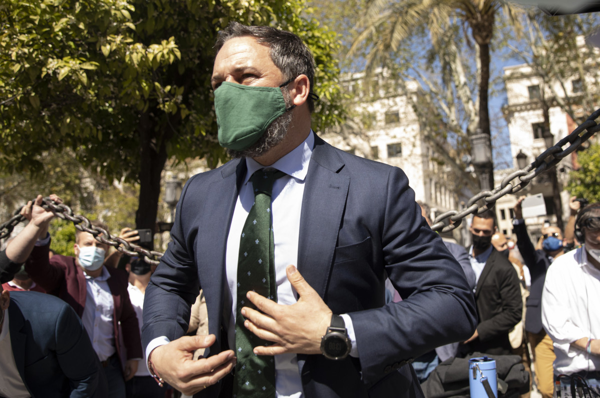 El president de Vox, Santiago Abascal (c), a la Plaça Nova, durant una roda de premsa per analitzar els últims esdeveniments de l'actualitat política nacional. A Sevilla (Andalusia, Espanya), a 17 de març de 2021.