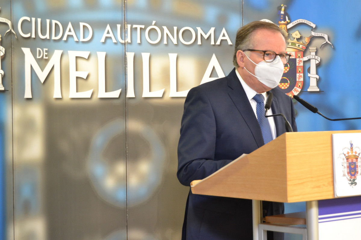 Arxiu - El president de Melilla, Eduardo de Castro, en roda de premsa en una foto d'arxiu.