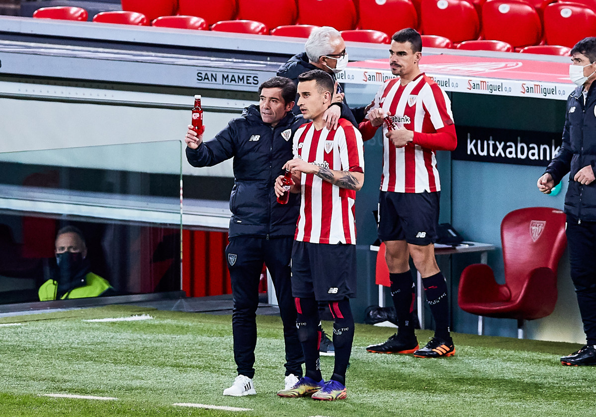 Marcelino García Toral parla amb Alex Berenguer durant l'Athletic-FC Barcelona de LaLiga Santander 2020-2021
