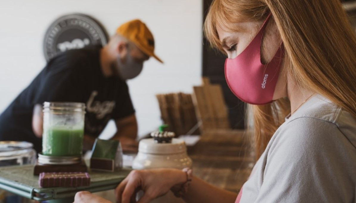 Una dona durant la seva jornada laboral