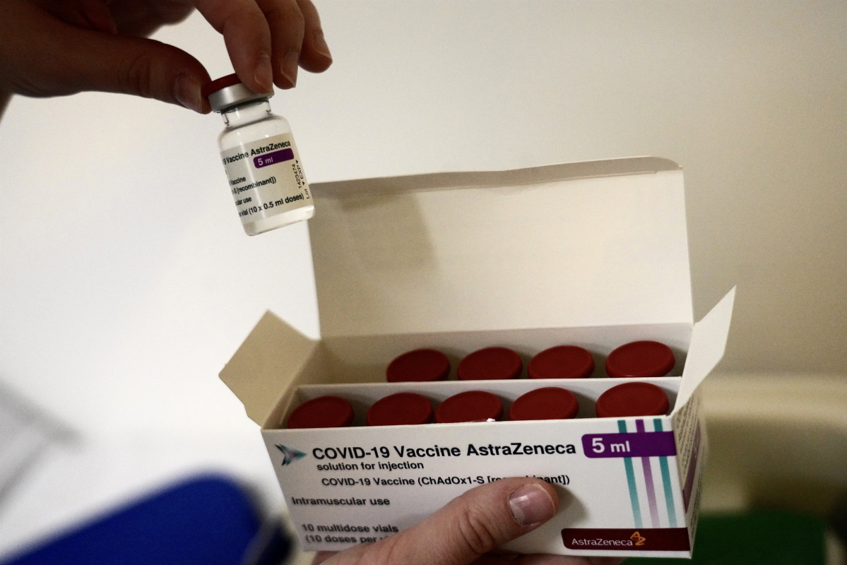 Dosi d'AstraZeneca administrades a l'Hospital de Basurto, que ha reprès la vacunació
