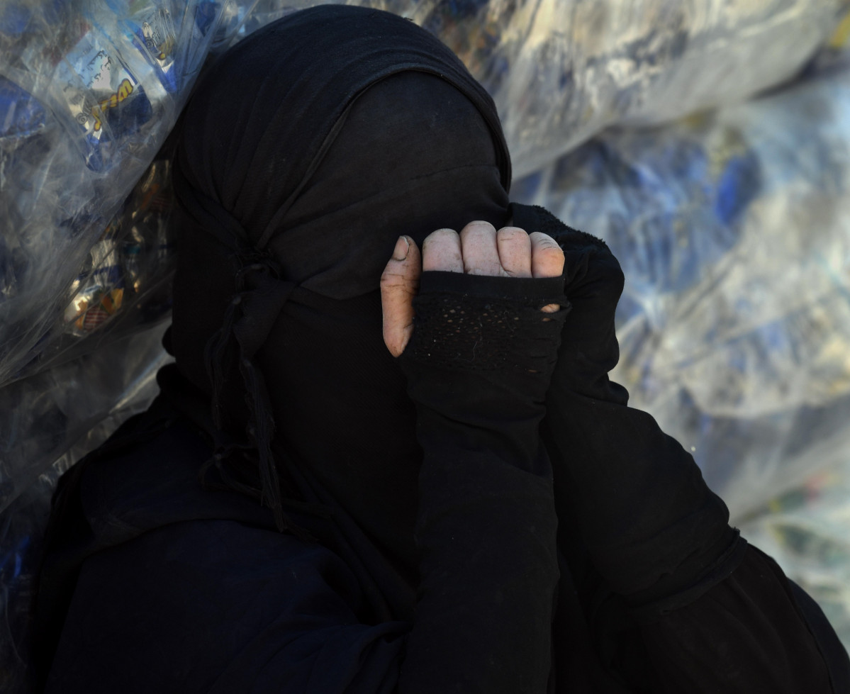 Una dona amb niqab al campament de familiars de milicians d'Estat Islàmic a Al Hol, a Síria