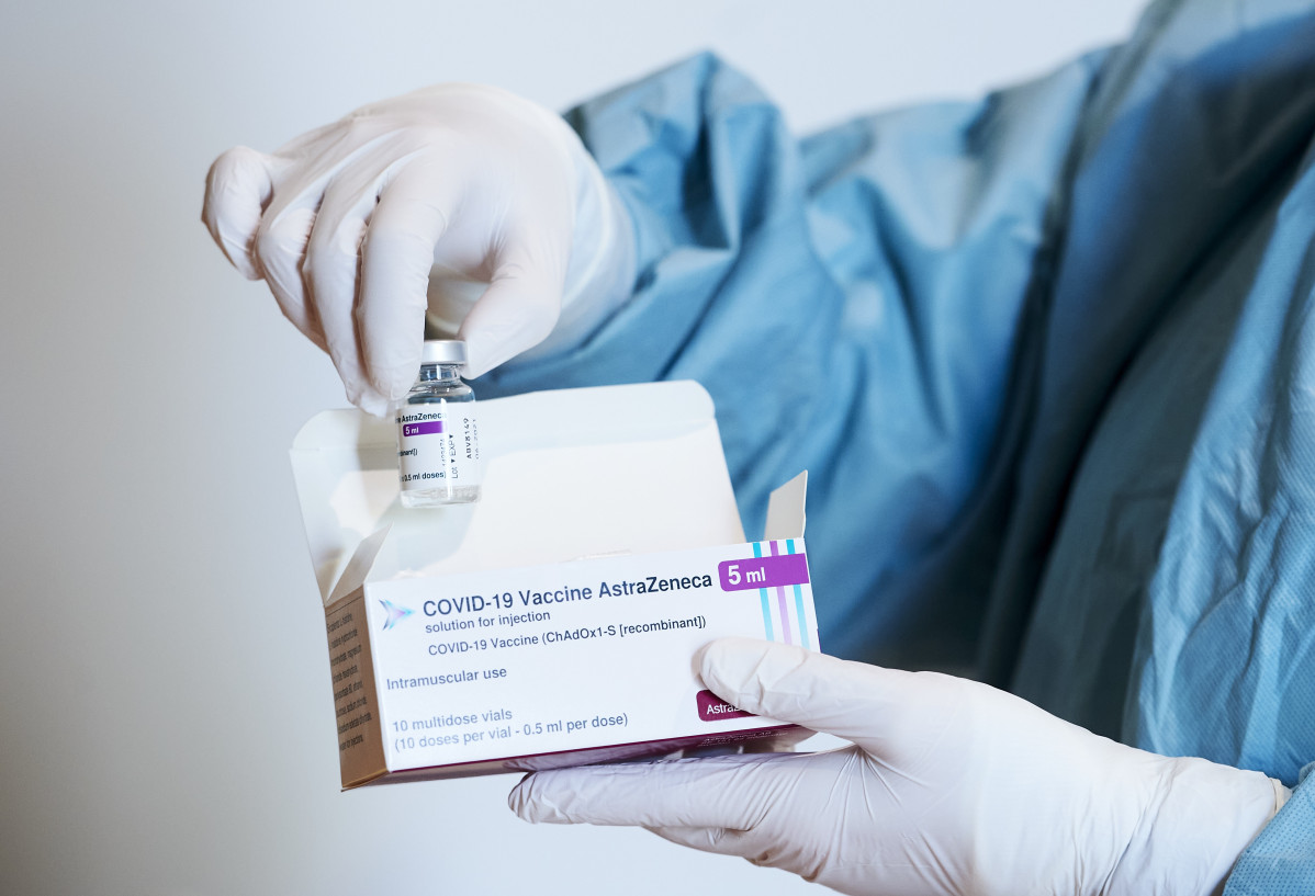 Una professional sanitària sosté un vial amb la vacuna de AstraZeneca, durant l'inici de la campanya de vacunació massiva enfront de l'Covid-19, al Palau d'Exposicions i Congrés de Santander, a Cantàbria (Espanya), a 31 de març de 2021. Cantabri