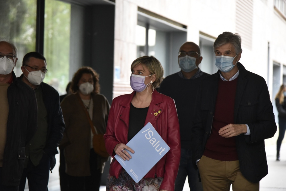 La consellera de Salut en funcions, Alba Vergès, a l'COSTAT de l'secretari de Salut Pública de la Generalitat, Josep Maria Argimon, durant una visita a un punt de vacunació contra el Covid-19 a Barcelona