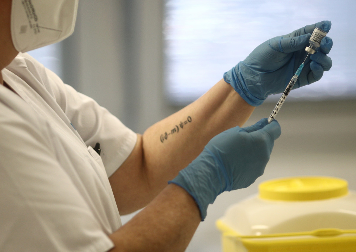 Una sanitària sosté una dosi de la vacuna de Pfizer contra el coronavirus