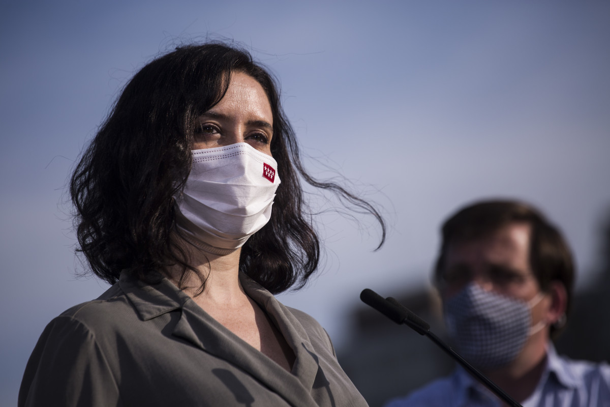 La presidenta de la Comunitat de Madrid i candidata a la reelecció, Isabel Díaz Ayuso, durant una visita a el camp de futbol de el Club Esportiu Oña, al districte d'Hortaleza, a 7 d'abril de 2