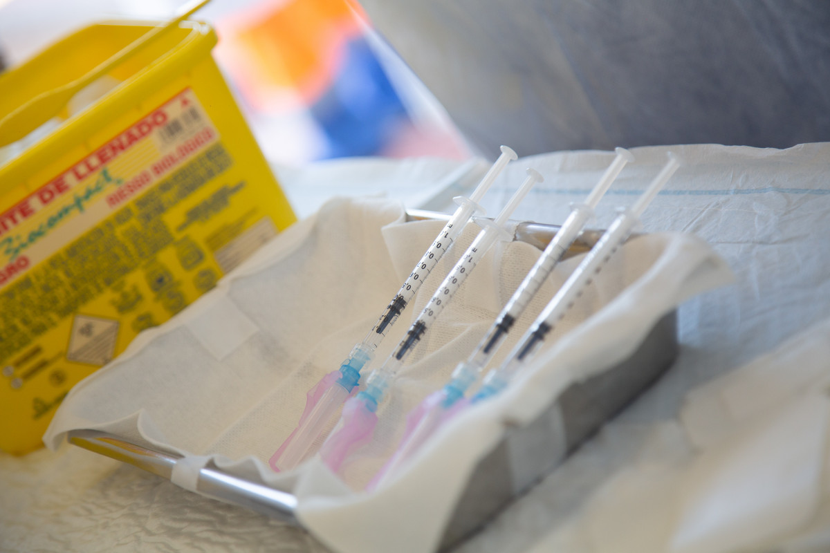 Primeres dosi de la vacuna de Pfizer a punt per ser injectades en persones grans en el Poliesportiu Municipal, a Villafranca De Los Barros, Badajoz, Extremadura (Espanya), a 15 de febrer de 2021.