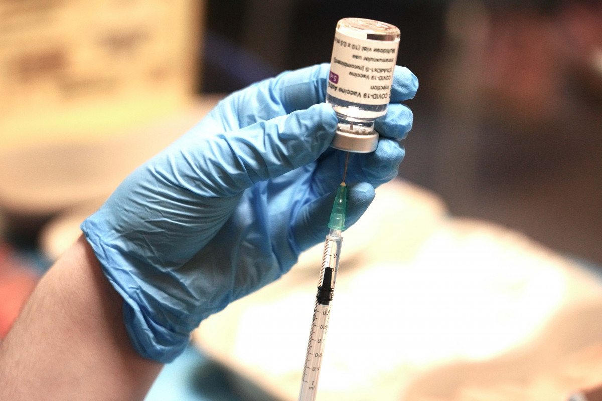 Una professional sanitària sosté una xeringa amb un vial de la vacuna contra la COVID-19 d'AstraZeneca en un dispositiu de vacunació a Bilbao.