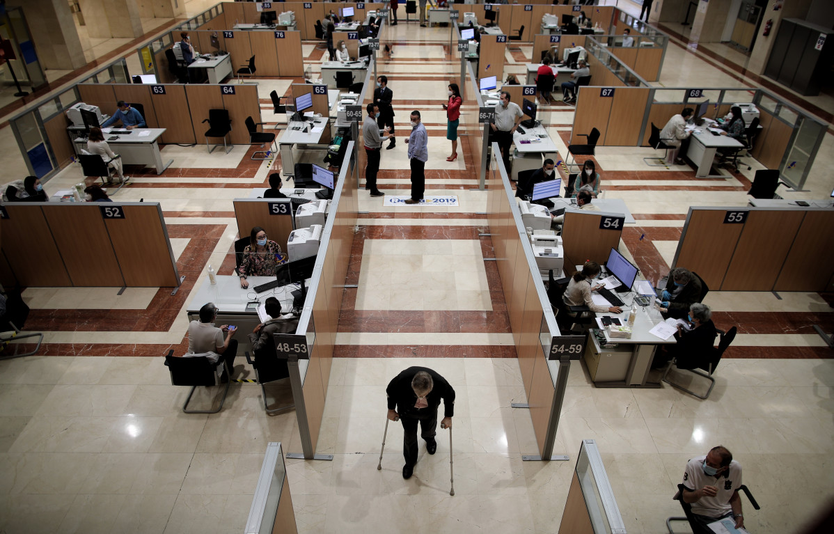 Arxiu - Vista general d'una oficina de l'Agència Tributària a Madrid.