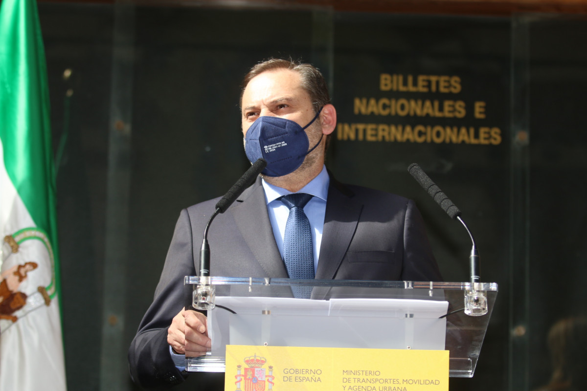 El ministre de Transports, Mobilitat i Agenda Urbana, José Luis Ábalos, es dirigeix a el públic assistent després de visitar l'estació ferroviària històrica d'Almeria, la rehabilitació va concloure a principis de mes. Almeria a 18 de març 2021