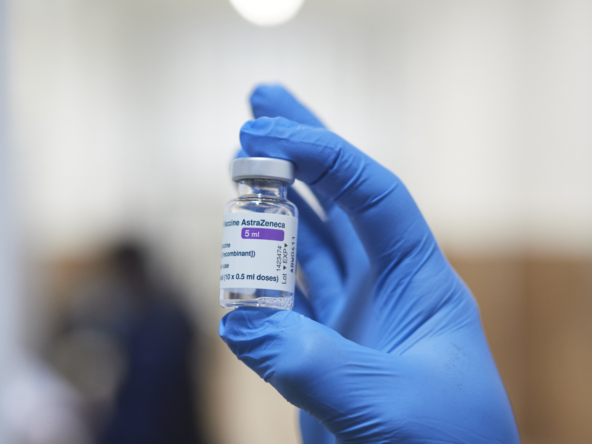 Una sanitària amb un vial de la vacuna d'AstraZeneca contra el Covid-19.