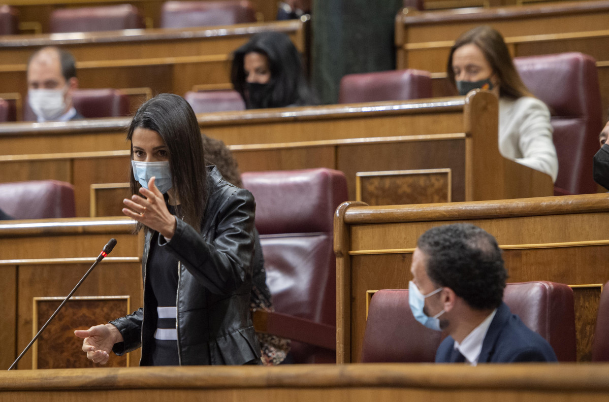 La presidenta de Ciutadans, Inés Arrimadas García, intervé durant una sessió plenària al Congrés dels Diputats al costat de l'portaveu adjunt de el grup parlamentari, Edmundo Bal.