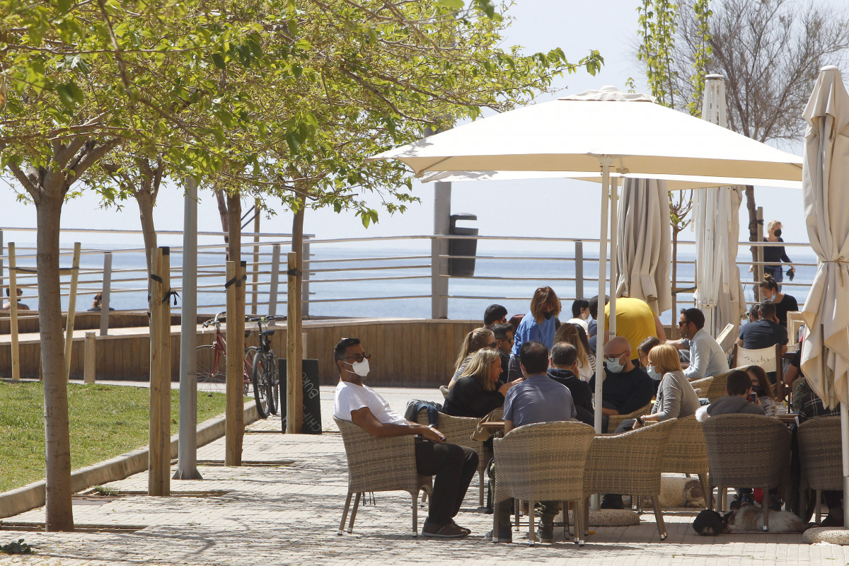EuropaPress 3639885 diverses persones terrassa bar 11 abril 2021 mallorca Illes Balears espanya